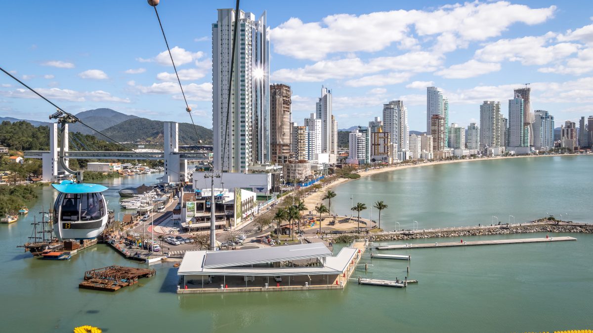 Que tal uma volta de bondinho em Balneário Camboriú? Crédito: Shutterstock