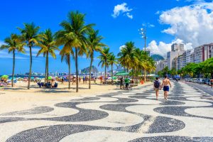 Destinos para andar de bike: vista das praias de Copacabana e Leme - Rio de Janeiro | Crédito: Shutterstock