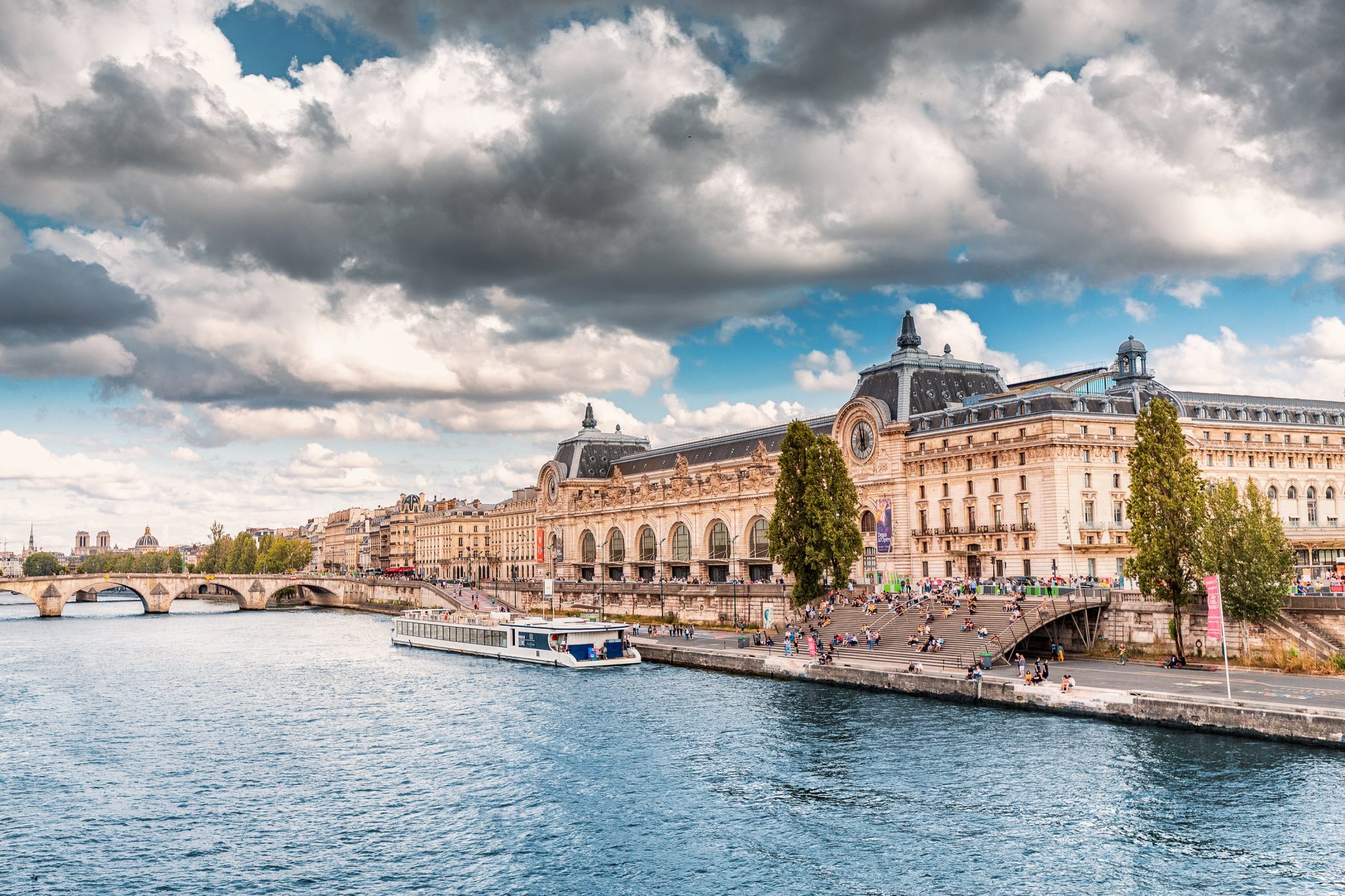 Principais pontos turísticos de Paris: fachada do Museu de Orsay e do Rio Sena, em Paris | Crédito editorial: frantic00/Shutterstock.com