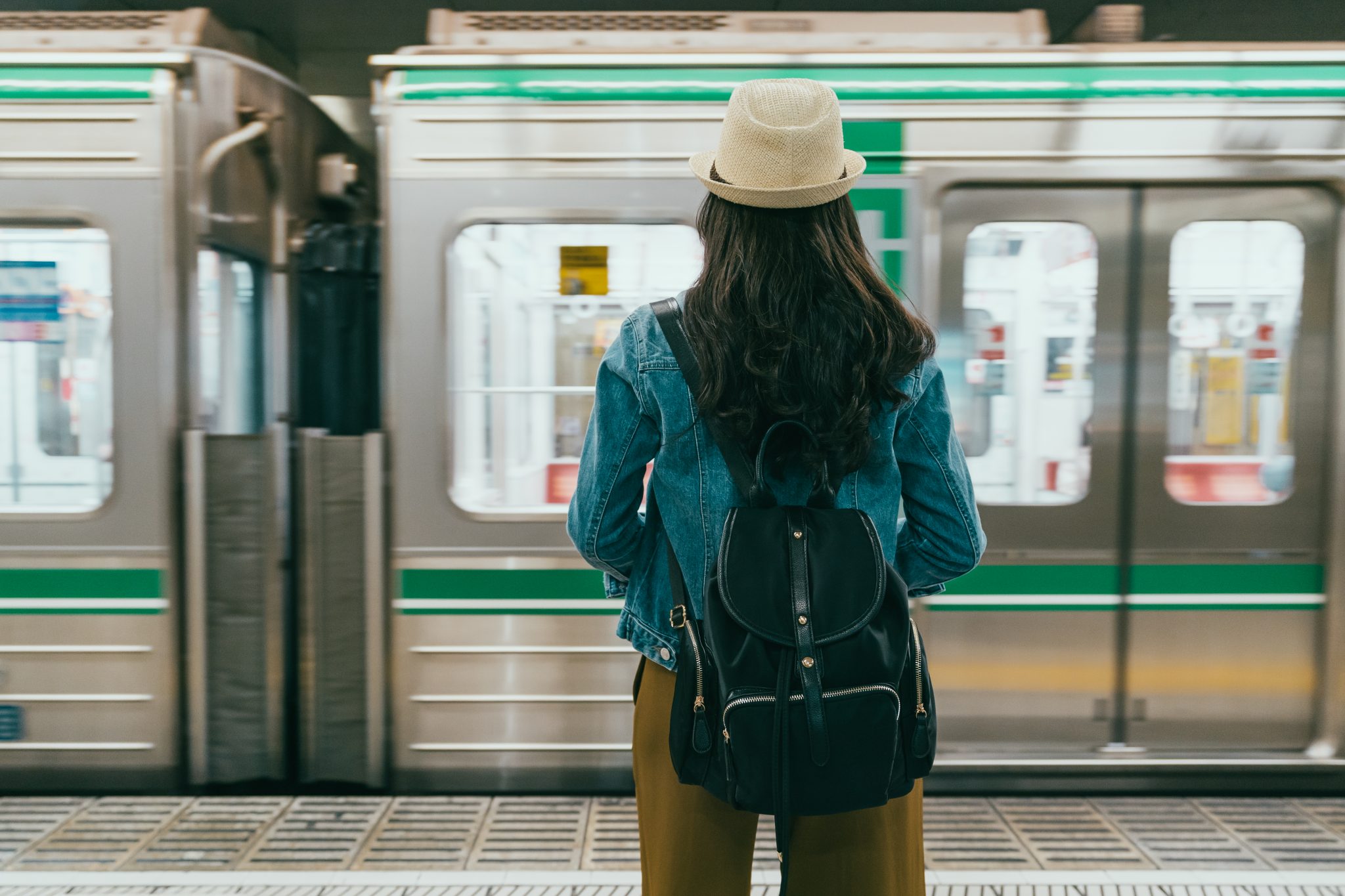 Dicas para viajar sozinha: fique atenta no transporte público | Crédito: Shutterstock