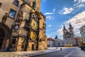 Destinos para conhecer antes dos 30 anos: Praça da Cidade Velha, em Praga - República Tcheca | Crédito: Shutterstock
