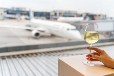 Por que não ingerir bebida alcoólica antes do voo? | Crédito: Shutterstock