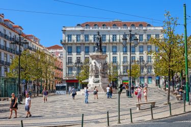 Praça Luis de Camões Lisboa Portugal Crédito editorial StockPhotosArt shutterstock 220361164