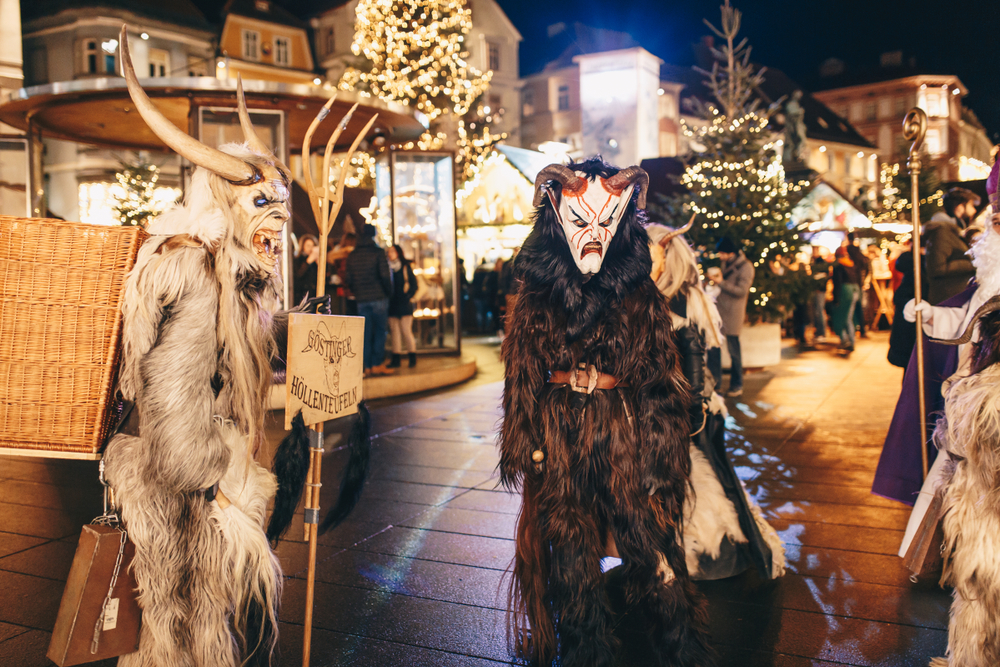 Conheça as diferentes tradições natalinas ao redor do mundo: Krampus Run - Graz - Áustria | Crédito editorial: Calin Stan/Shutterstock.com