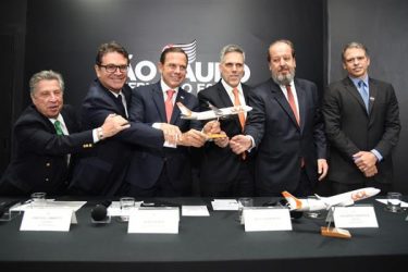 Raul Sulzbacher, do São Paulo CVB, Vinicius Lummertz, da Secretaria de Turismo de São Paulo, o governador João Doria, Paulo Kakinoff, da Gol, Eduardo Sanovicz, da Abear, e Gustavo Figueiredo, do GRU Airport | Crédito: Emerson Souza