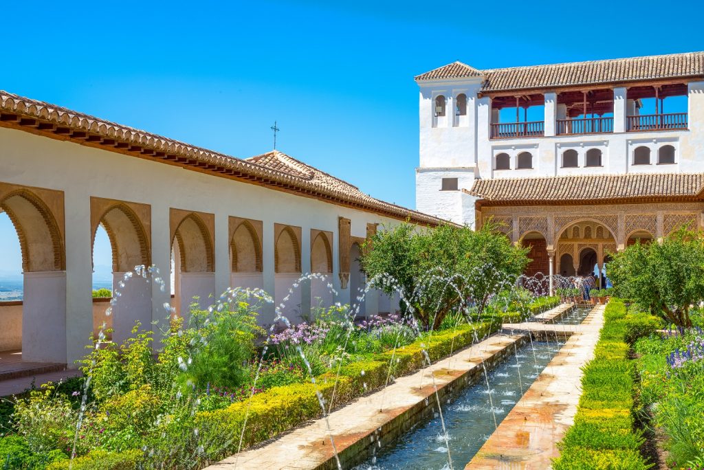 Patio de la Azequia of the Generalifa Palace – La Alhambra – Granada – Andaluzia – Espanha | Crédito: Shutterstock