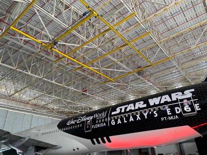 A pintura do “Stormtropper Plane” consumiu 25 mil litros de tinta em 21 dias de trabalho