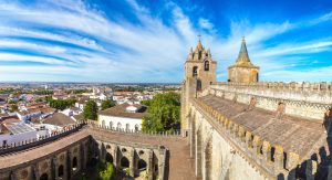 Dicas de destinos para quem quer desacelerar: dia ensolarado em Évora, na região do Alentejo, em Portugal | Crédito: Shutterstock