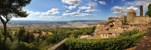 Dicas de destinos para quem quer desacelerar: vista panorâmica de San Gimigninano, na região da Toscana, Itália | Crédito: Shutterstock