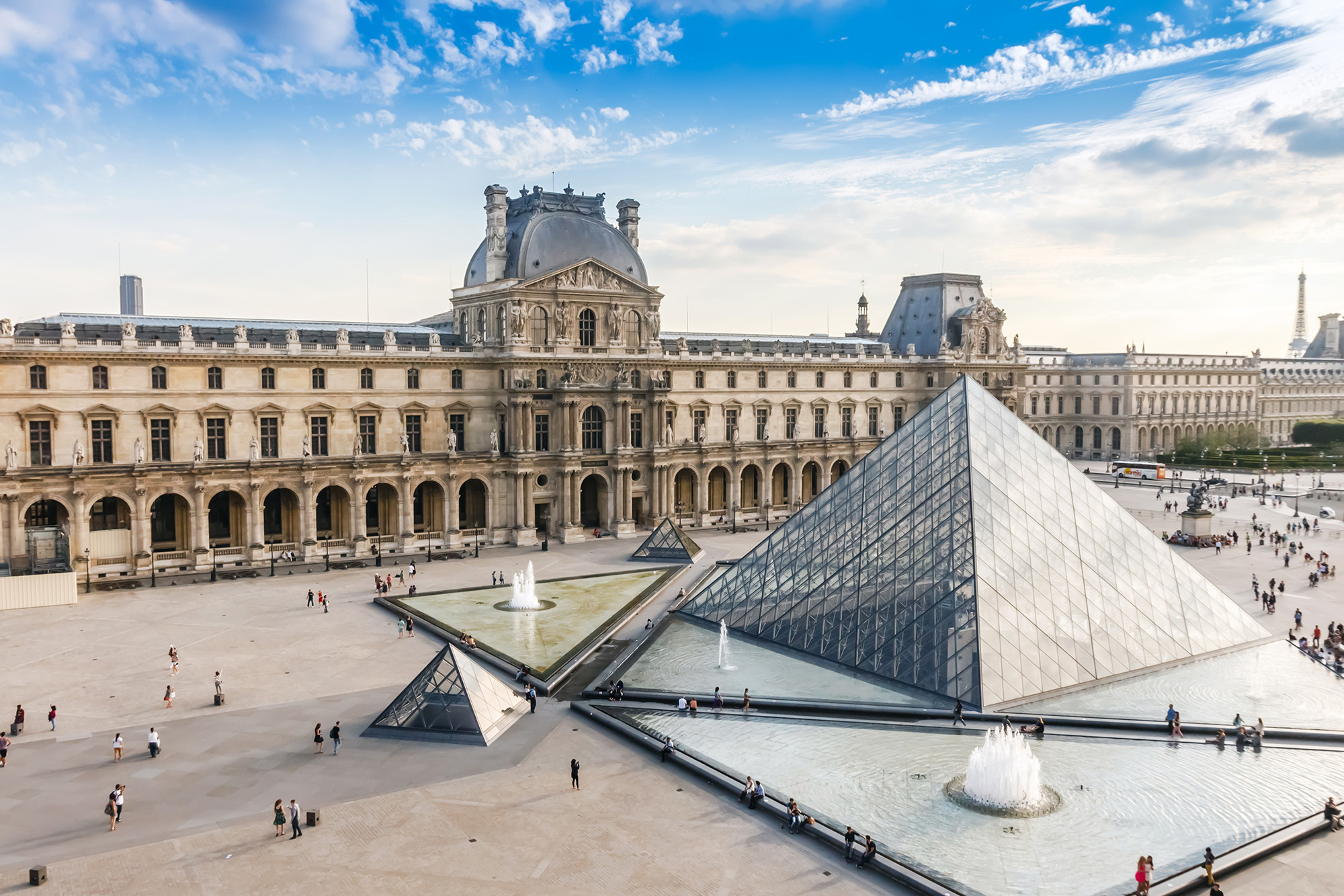 Museu do Louvre: um dos principais pontos turísticos de Paris - França | Crédito: Shutterstock