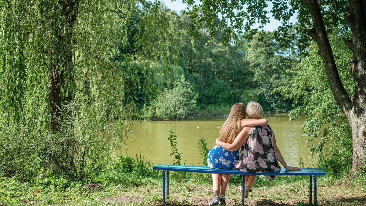 Caia na estrada com os seus avós | Crédito: Shutterstock