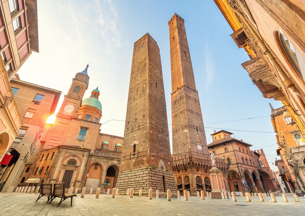 Garisenda e Asinelli - Bolonha - Itália | Crédito: Shutterstock