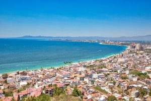 Tá a fim de viajar para o exterior? Então confira dois destinos do México que podem ter tudo a ver com o que você procura | Vista aérea de Puerto Vallarta | Crédito: Shutterstock
