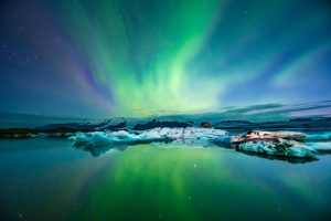 Filmes para viajar sem sair de casa: já pensou ter Reykjavik, na Islândia, só pra si ou perceber que a aurora boreal acontece só pra você? Pois é isso o que acontece em "Bokeh", uma das nossa sugestões de filmes para viajar sem sair de casa | Crédito: Shutterstock