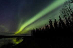 Aurora boreal Chena Lake Fairbanks Alasca Estados Unidos shutterstock 1680173551
