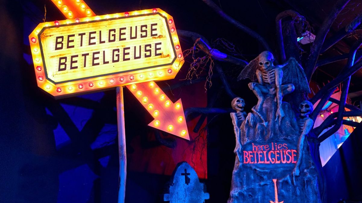 Tribute Store do Halloween Horror Nights traz como tema um dos personagens originais da estreia do evento em 1991 Beetlejuice