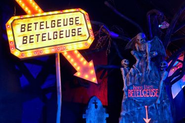 Tribute Store do Halloween Horror Nights traz como tema um dos personagens originais da estreia do evento em 1991 Beetlejuice