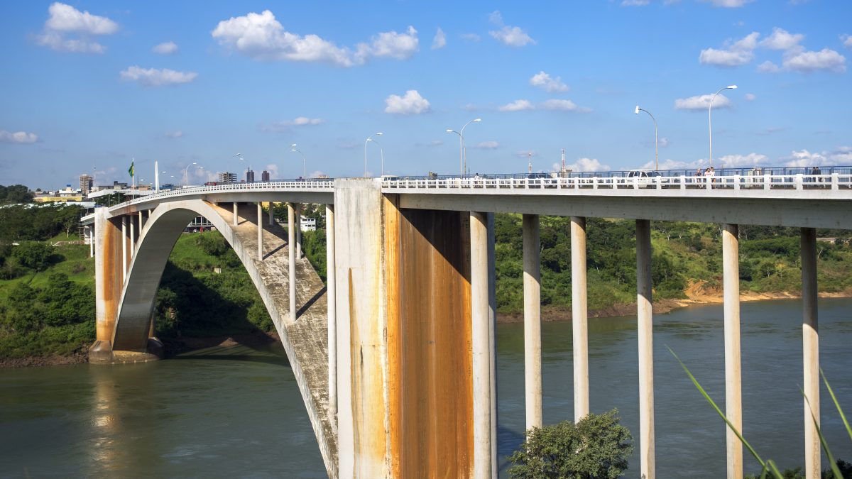 A Ponte da Amizade liga Foz do Iguaçu (PR) a Ciudad del Este, no Paraguai | Crédito: Shutterstock