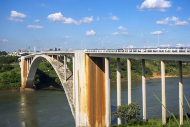 A Ponte da Amizade liga Foz do Iguaçu (PR) a Ciudad del Este, no Paraguai | Crédito: Shutterstock