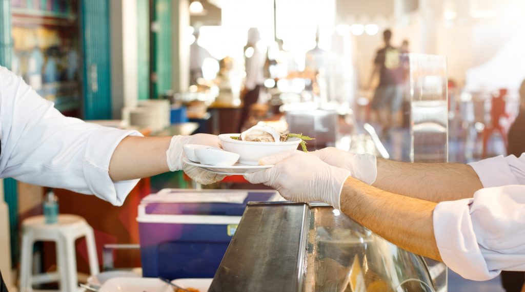 biossegurança Alguns empreendimentos estão optando pelo chamado “buffet invertido”. | Crédito: Shutterstock