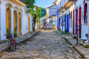 Destinos para andar de bike: Paraty, Rio de Janeiro, uma das muitas cidades que fazem parte da Estrada Real | Crédito: Shutterstock