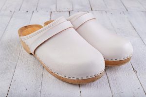 Lembrancinhas mais procuradas ao redor do mundo: sandálias Clog, uma das compras preferidas de quem viaja aos Países Baixos | Crédito: Shutterstock