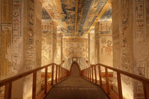 Interior da tumba de Ramses VI Vale dos Reis Luxor Egito Credito editorial Jakub Kyncl shutterstock 467883095