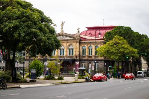 Parte da fachada do Teatro Nacional San Jose Costa Rica Credito editorial Cris Young shutterstock 1800776920