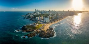 Destinos nacionais mais buscados pelo público LGBT+: vista aérea do Farol da Barra, em Salvador, na Bahia | Crédito: Shutterstock