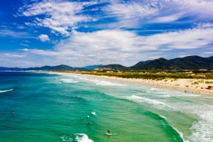 Destinos nacionais mais buscados pelo público LGBT+: recorte da bela Praia da Joaquina, em Florianópolis, Santa Catarina | Crédito: Shutterstock