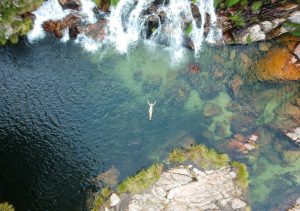 Dicas de viagem para praticar esportes: o banho é sempre refrescante na Cachoeira da Capivara, na Chapada dos Veadeiros | Crédito: Shutterstock