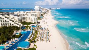 Quanto custa ir para Cancún: você sabia que as passagens aéreas em classe econômica para Cancún custam mais ou menos US$ 480 ida e volta? | Crédito: Shutterstock