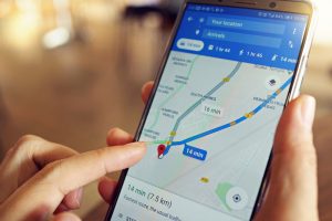 Melhores aplicativos para viajantes: tá a fim de pesquisar a localização de algum lugar? Então não perca tempo e baixe o Google Maps | Crédito editorial: AngieYeoh/Shutterstock.com