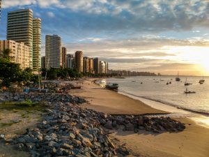 Lugares para conhecer no Ceará: pôr do sol na Praia de Mucuripe, em Fortaleza, a capital do Ceará | Crédito: Shutterstock