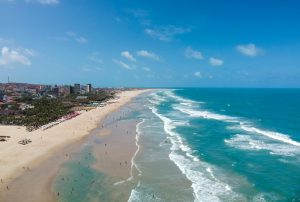 Lugares para conhecer no Ceará: tá a fim de curtir uma das praias mais famosas de Fortaleza? Então vá para a Praia do Futuro | Crédito: Shutterstock