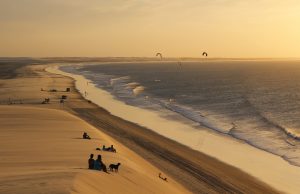 Como chegar a Jericoacoara: o pôr do sol nas dunas é um dos momentos mais cobiçados no destino | Crédito: Shutterstock