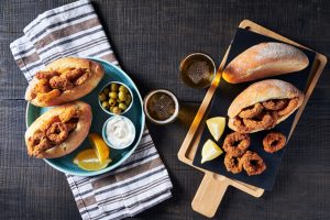 Motivos para visitar Madri: em primeiro lugar, vale a pena experimentar o bocadillo de calamares (ou sanduíche de lula), facilmente encontrado nas ruas de Madri, na Espanha | Crédito: Shutterstock