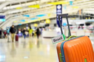 Por conta da pandemia, todo mundo que chega do exterior deve respeitar algumas exigências para voltar ao Brasil. Veja quais são elas | Crédito: Shutterstock 