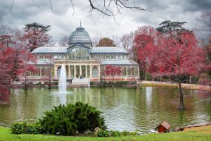 Motivos para visitar Madri: acima de tudo, o Palácio de Cristal, dentro do Parque El Retiro, em Madri, é muito fotogênico | Crédito: Shutterstock