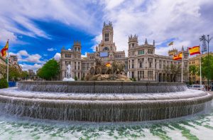 Tá a fim de viajar em breve? Então confira agora 7 motivos para visitar Madri, na Espanha | Plaza de Cibeles, Madri | Crédito: Shutterstock