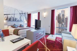 Onde se hospedar nos Estados Unidos: além de serem bem decorados, os quartos do Hotel RIU Plaza New York Times Square, em Nova York (EUA), possuem uma linda vista da cidade | Crédito: Divulgação