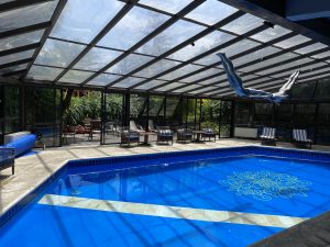 Onde se hospedar em Gramado: vista da piscina coberta do Hotel Casa da Montanha, em Gramado (RS) | Crédito: Everton Silva