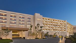 A bela fachada do novo Hilton Cancun, uma ótima dica de onde se hospedar em Cancún, no México | Crédito: Divulgação