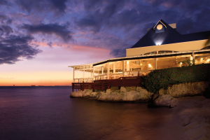 Resorts só para adultos: já pensou jantar ou tomar um drink com essa vista? Pois assim é o Restaurante Casa Rolandi, do Zoëtry® Villa Rolandi Isla Mujeres, em Cancún, no México | Crédito: Divulgação