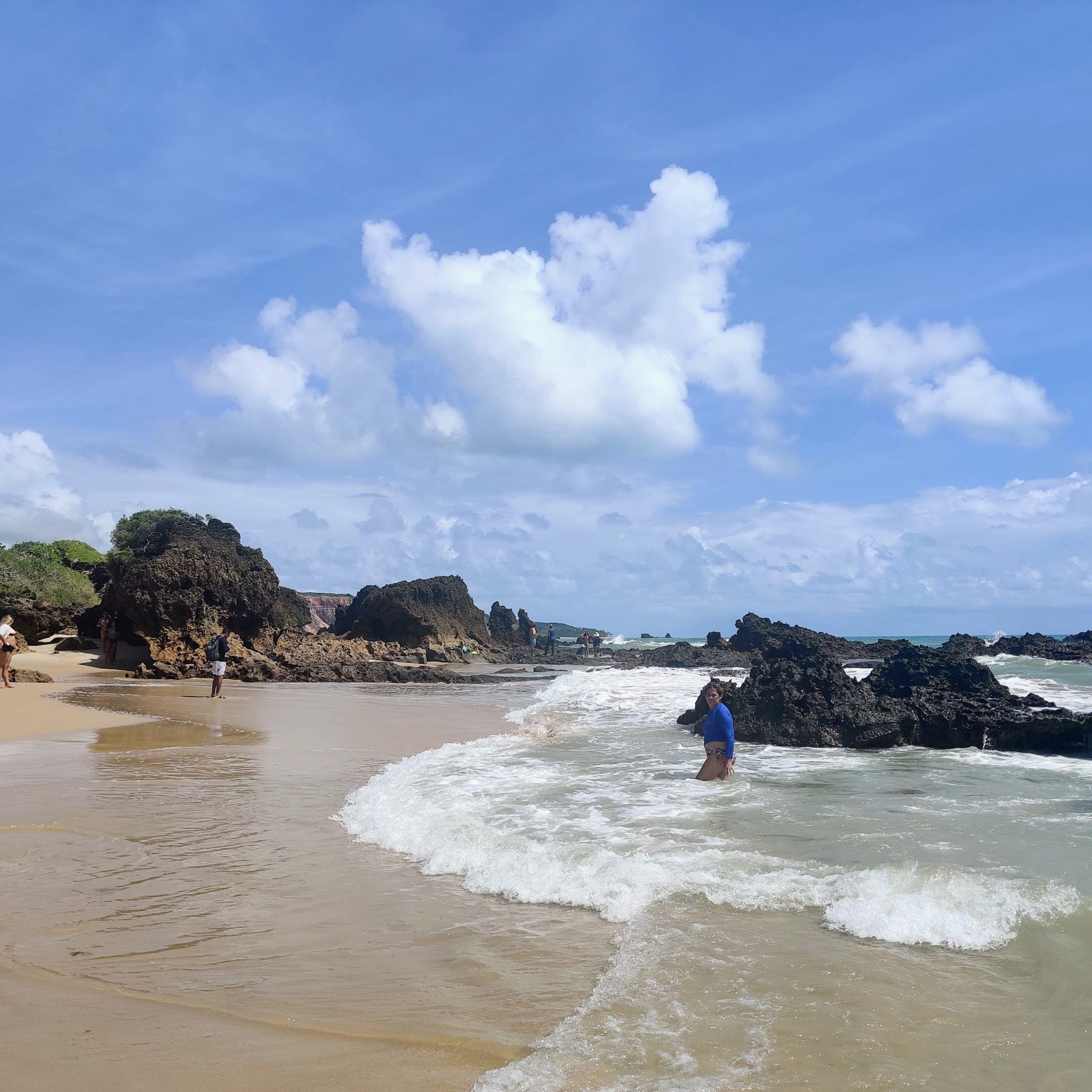 Melhores praias da Paraíba: a Praia de Tambaba, em Conde (PB), é bonita demais com as suas formações rochosas. Porém, só entre na água quando a maré estiver baixa, OK? | Crédito: Bruna Dinardi