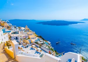 Não sabe se vale a pena ir para a Grécia? Então tá na hora de mudar isso! | Vista aérea de Santorini, Grécia l Crédito: Shuttertstock