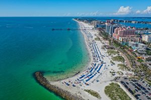 Lugares na Flórida para conhecer: já pensou aproveitar este marzão? | Vista aérea do litoral de Clearwater, na Flórida (EUA) | Crédito: Shutterstock