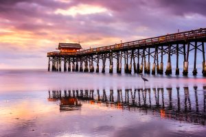 O bonito pôr do sol no cais de Cocoa Beach, um dos muitos lugares na Flórida para conhecer | Crédito: Shutterstock