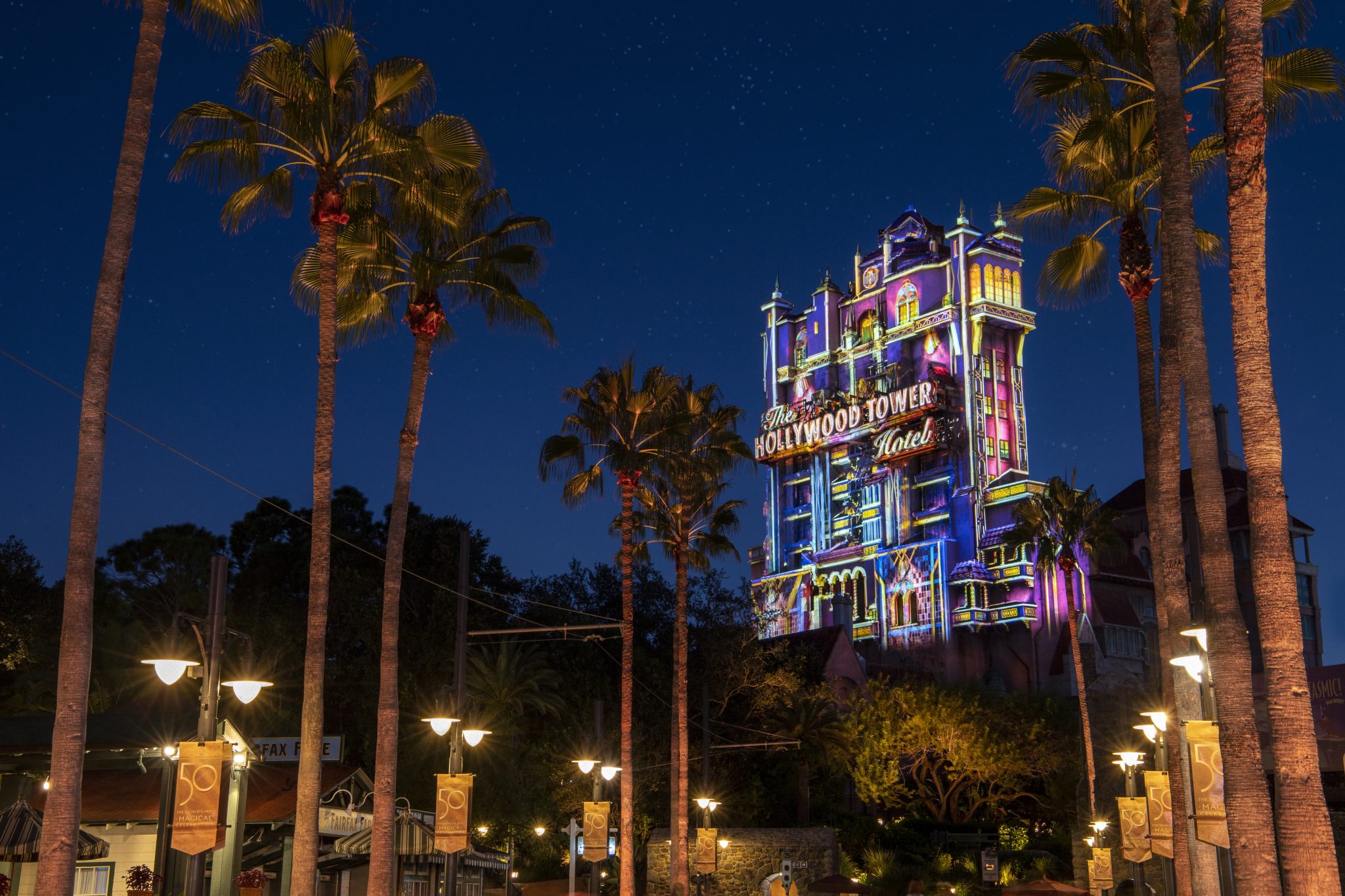 Além de várias outras Atrações, The Twilight Zone Tower of Terror, no Disney's Hollywood Studios, pode ser encontrada no Disney Genie+ | Crédito: ©Disney
