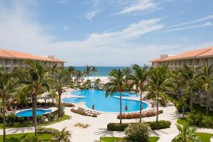 Hotéis em Los Cabos: recorte de uma das áreas externas do Barceló Gran Faro Los Cabos, no México, premiada com uma bela vista para o mar l Crédito: Divulgação